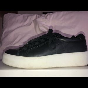 Bertie black leather sneaker by Steve Madden